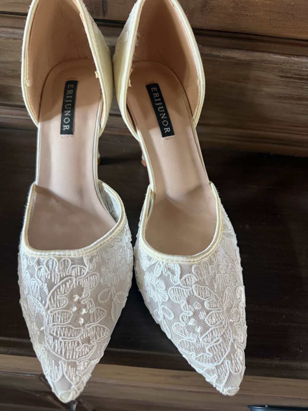 Eritjunor Women's Cream Lace Pointed-Toe Flats